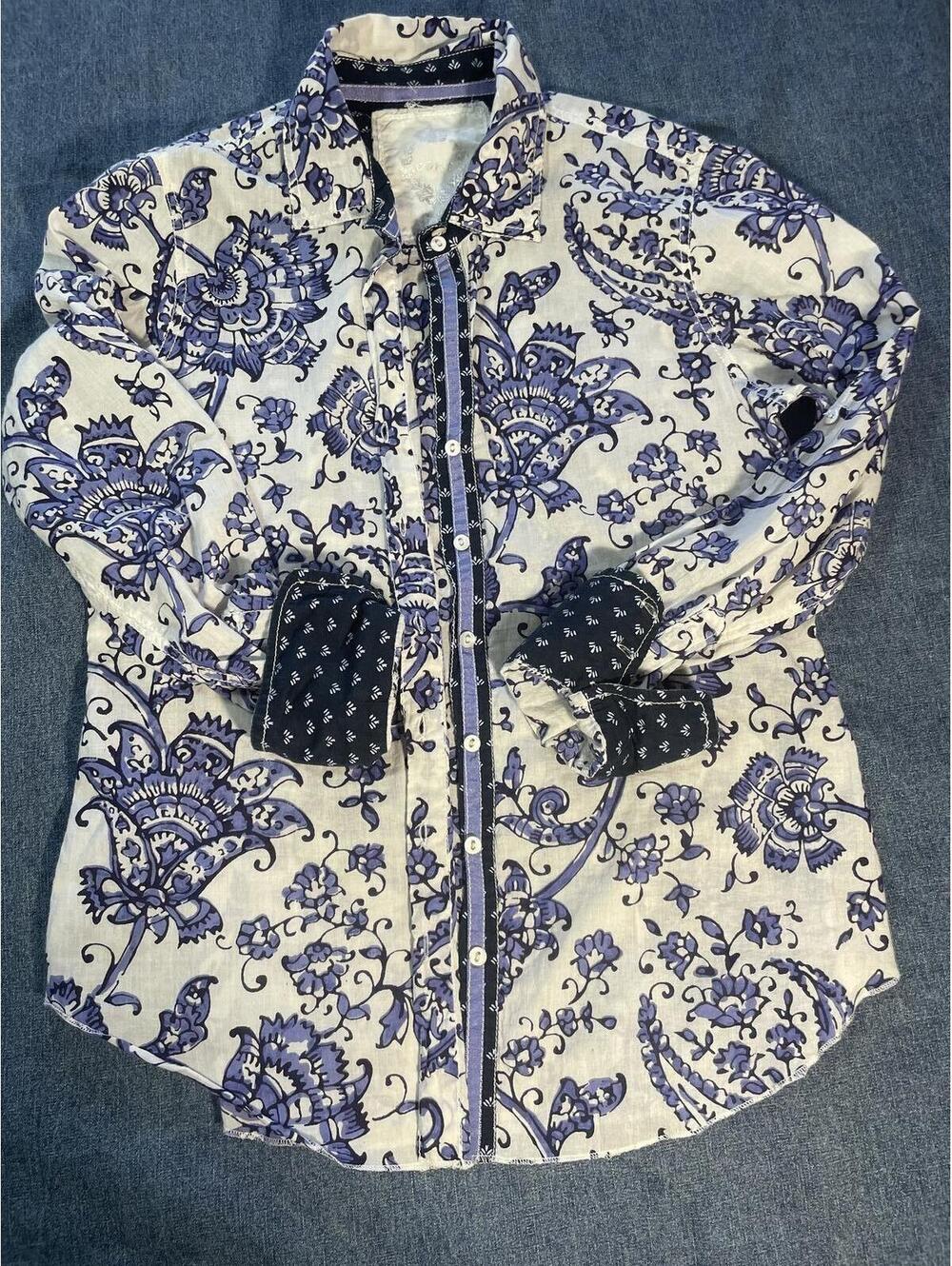 Cino Women's Medium Blue and White floral paisley button up long sleeve shirt